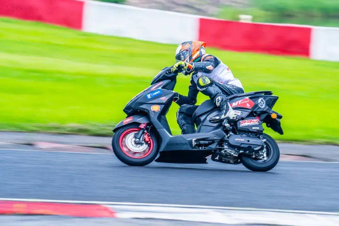 米兰体育:摩托车大奖赛,极限操控挑战赛道 米兰体育:摩托车大奖赛,极限操控挑战赛道