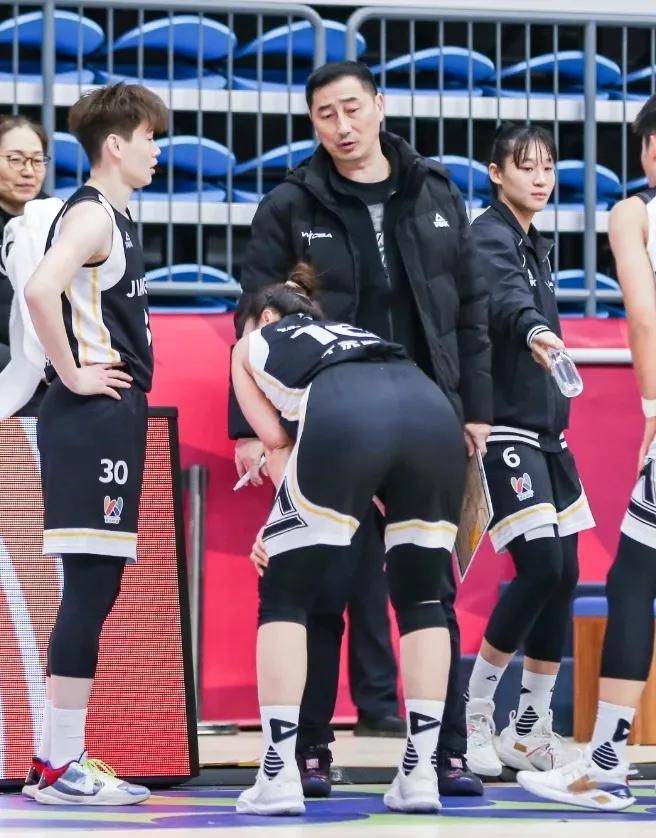 米兰体育：WCBA联赛球队教练专访：分享执教理念与战术心得的简单介绍