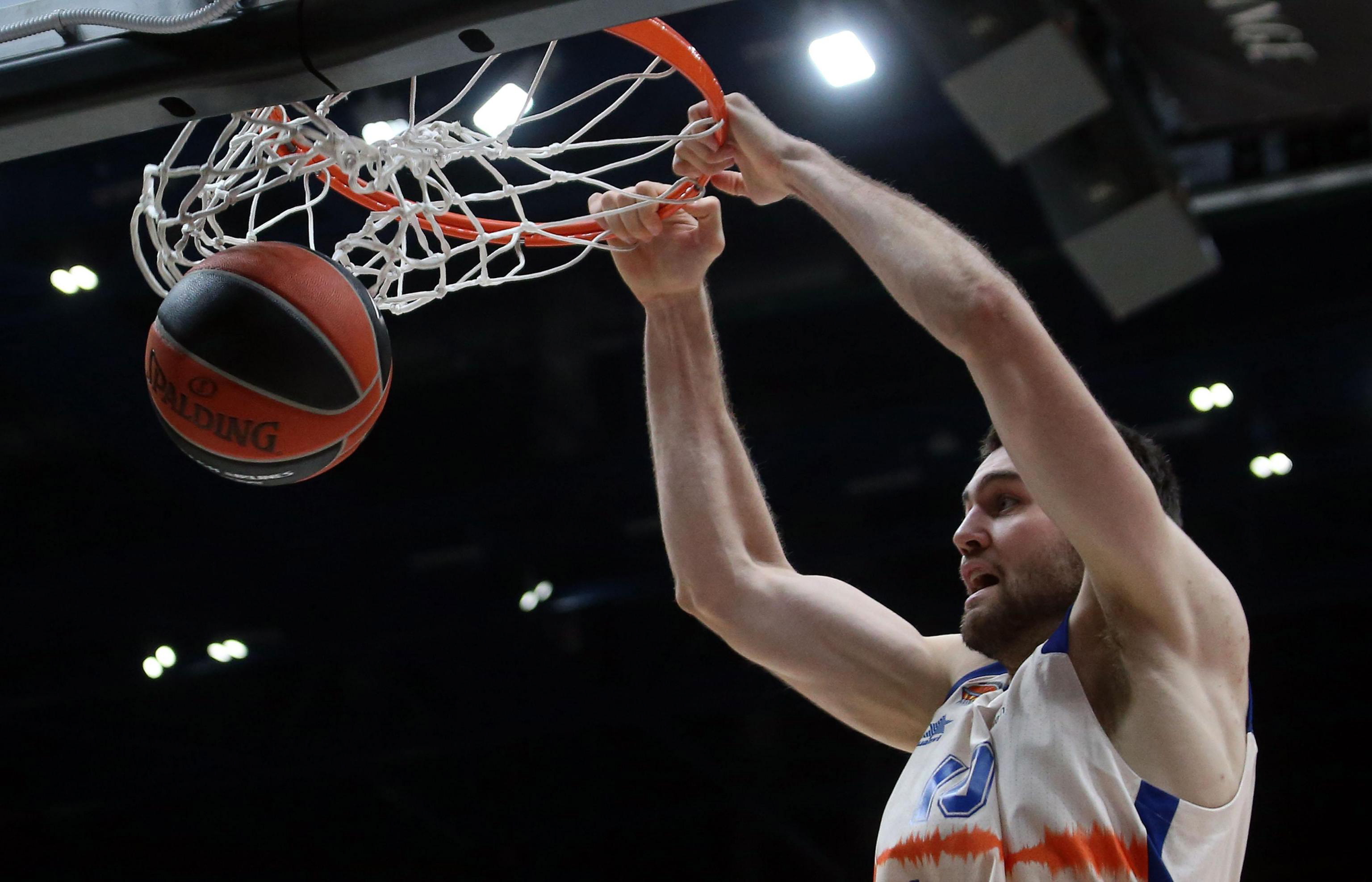 米兰体育:篮球装备品牌推陈出新,引领运动时尚潮流 米兰体育:篮球装备品牌推陈出新,引领运动时尚潮流