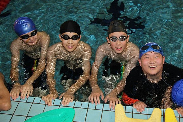 米兰体育:国际游泳比赛的背后故事，优秀教练团队的支持