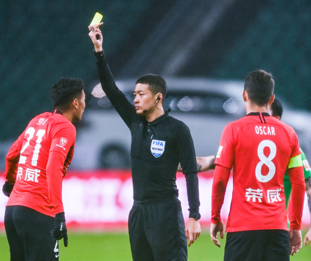 包含米兰体育:中超“金哨”执法引争议，球迷：这裁判是来搞笑的吗？的词条